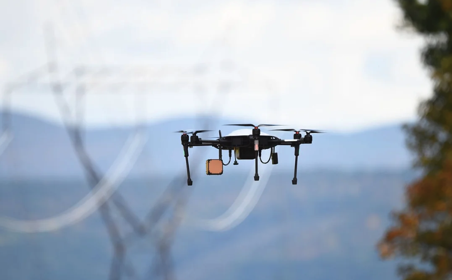 Manifold Robotics and NYPA collaborated to develop an EMF sensing system for UASs. By sensing the EMF emitted by transmission lines, UASs can detect the presence of lines and estimate their distance to them (Credit: NYPA / Manifold Robotics)